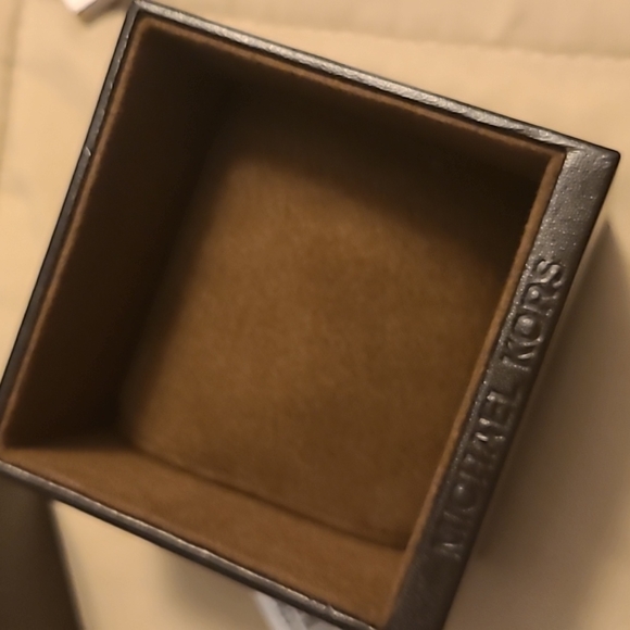 Michael Kors Watch Case - Picture 5 of 9
